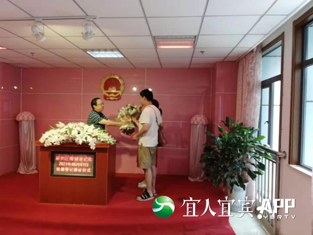 跨省通办首日 四川省第一个“红本本”在宜宾叙州区发出(图3) 跨省通办首日 四川省第一个“红本本”在宜宾叙州区发出(图3)