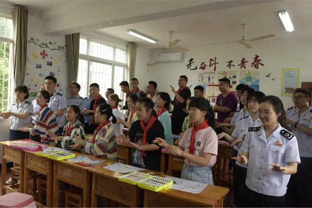 儿童节快乐!泸州税务温暖童心伴成长(图6) 儿童节快乐!泸州税务温暖童心伴成长(图6)