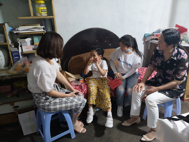 龙马潭区小市街道关工委开展“六·一”儿童节慰问活动(图1) 龙马潭区小市街道关工委开展“六·一”儿童节慰问活动(图1)