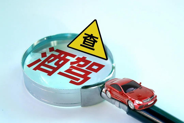 以为交警不会查教练车，资中一驾校教练竟酒后搭载一车学员