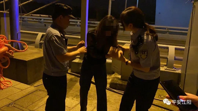 不要放！ 凌晨的泸州国窖大桥上，他们死死抓住她的手……(图5)