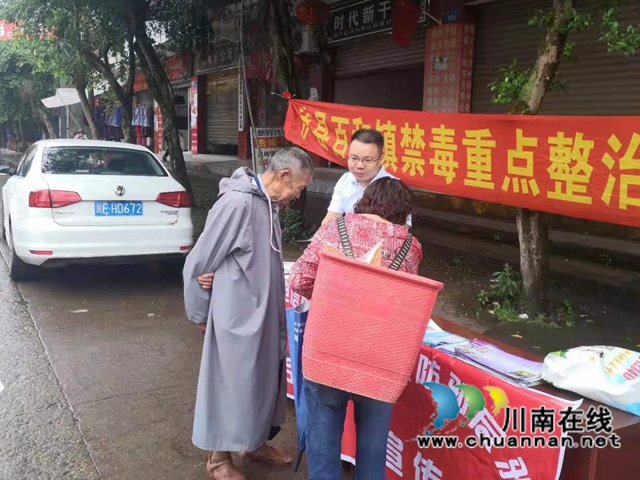 泸县百和镇开展逢场天禁毒宣传活动(图3)