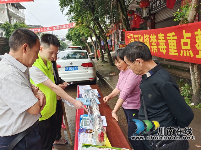 泸县百和镇开展逢场天禁毒宣传活动(图1)