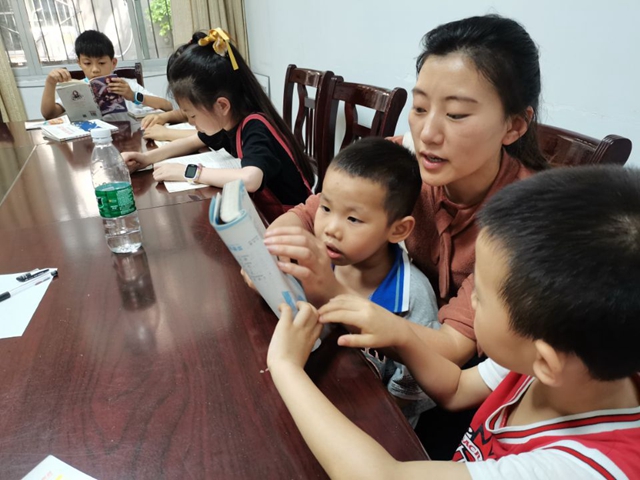 龙马潭区小市街道杜家街社区开展“亲子阅读 书香社区”活动(图3) 龙马潭区小市街道杜家街社区开展“亲子阅读 书香社区”活动(图3)