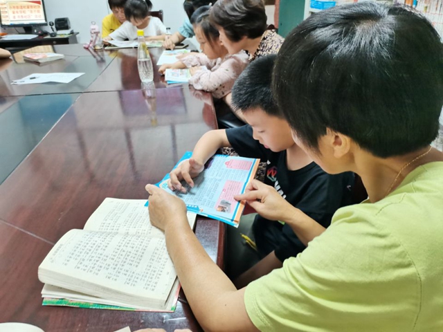 龙马潭区小市街道杜家街社区开展“亲子阅读 书香社区”活动(图2) 龙马潭区小市街道杜家街社区开展“亲子阅读 书香社区”活动(图2)