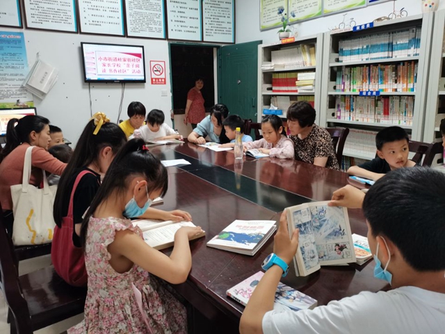 龙马潭区小市街道杜家街社区开展“亲子阅读 书香社区”活动(图1) 龙马潭区小市街道杜家街社区开展“亲子阅读 书香社区”活动(图1)