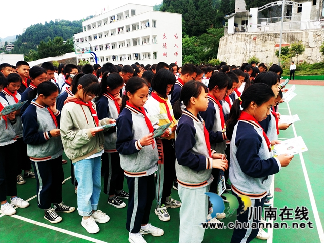 古蔺县法院:送法进校园,护航少年成长(图2) 古蔺县法院:送法进校园,护航少年成长(图2)