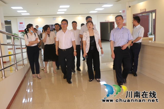 四川省新冠病毒疫苗接种工作督导组到泸州市龙马潭区红星街道天立社区接种点指导疫苗接种工作(图2)