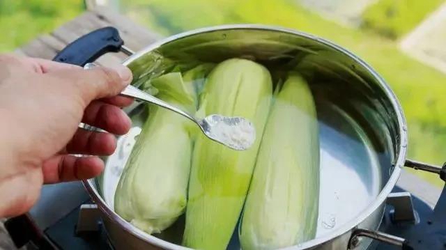 【实用】煮玉米只加水是外行！多放2种料，又甜又糯！(图5)