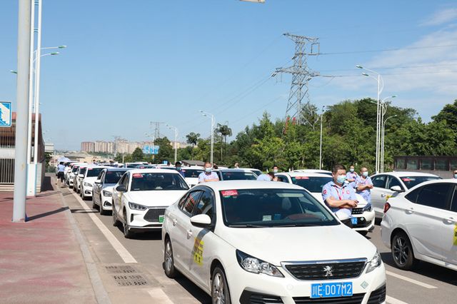 泸州主城区：120辆高考免费“爱心车”集结完毕！(图2)