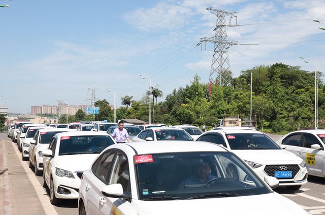 泸州主城区：120辆高考免费“爱心车”集结完毕！(图4)