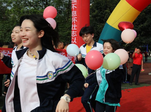 泸州主城区：120辆高考免费“爱心车”集结完毕！(图5)