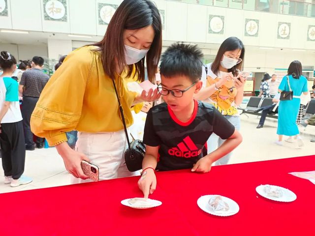 泸州：传承国粹学中医，天使宝贝做香丸(图18)