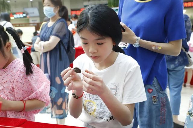 泸州：传承国粹学中医，天使宝贝做香丸(图13)