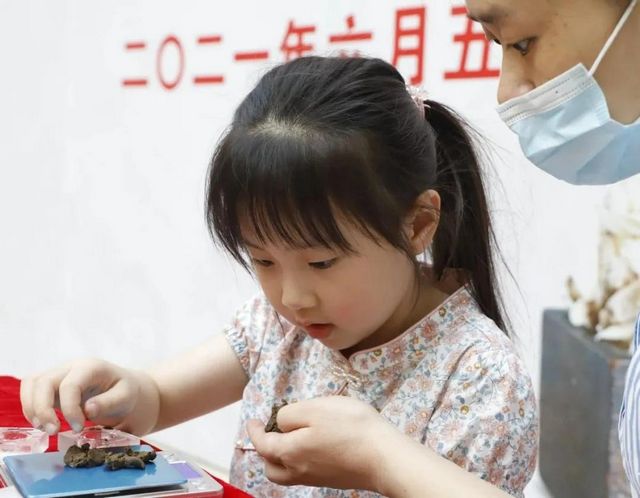 泸州：传承国粹学中医，天使宝贝做香丸(图8)