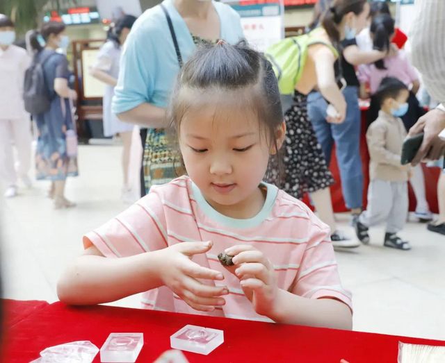 泸州：传承国粹学中医，天使宝贝做香丸(图10)