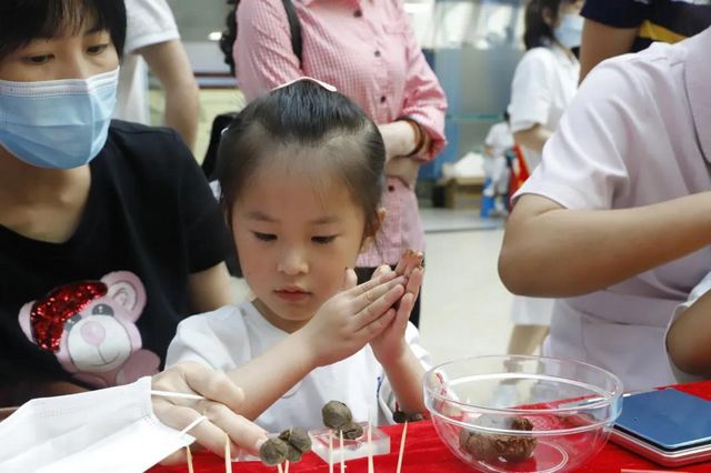 泸州：传承国粹学中医，天使宝贝做香丸(图14)