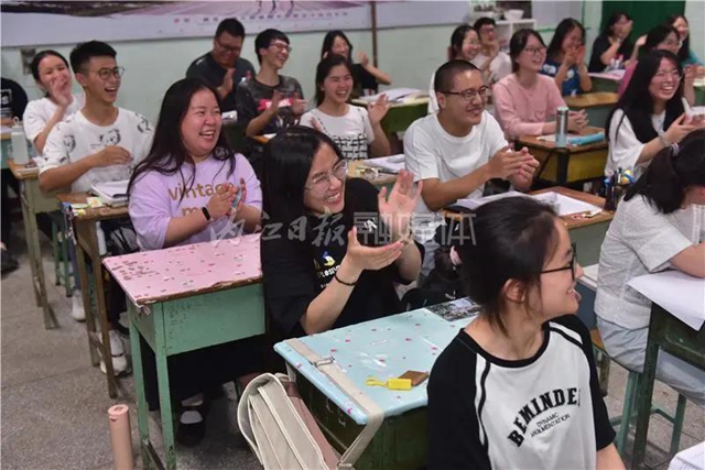 千余名学生赴考,66辆专车护航,内江“毛坦厂”中学迎来高考(图5) 千余名学生赴考,66辆专车护航,内江“毛坦厂”中学迎来高考(图5)