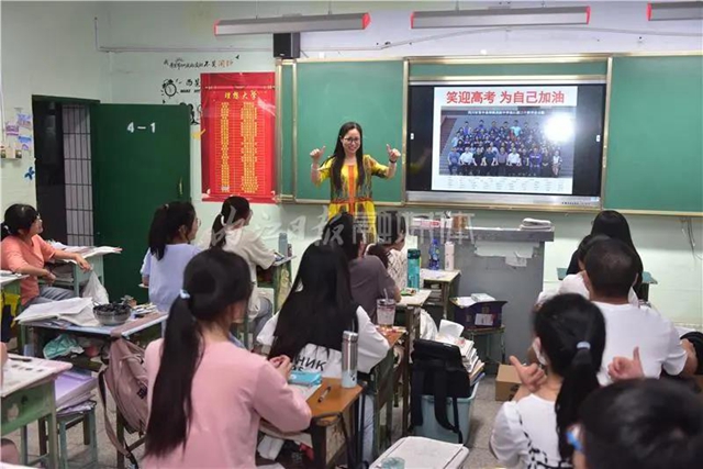 千余名学生赴考,66辆专车护航,内江“毛坦厂”中学迎来高考(图7) 千余名学生赴考,66辆专车护航,内江“毛坦厂”中学迎来高考(图7)