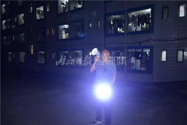 千余名学生赴考,66辆专车护航,内江“毛坦厂”中学迎来高考(图8) 千余名学生赴考,66辆专车护航,内江“毛坦厂”中学迎来高考(图8)