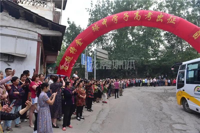 千余名学生赴考,66辆专车护航,内江“毛坦厂”中学迎来高考(图9) 千余名学生赴考,66辆专车护航,内江“毛坦厂”中学迎来高考(图9)