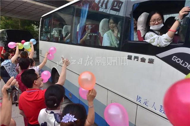 千余名学生赴考,66辆专车护航,内江“毛坦厂”中学迎来高考(图10) 千余名学生赴考,66辆专车护航,内江“毛坦厂”中学迎来高考(图10)