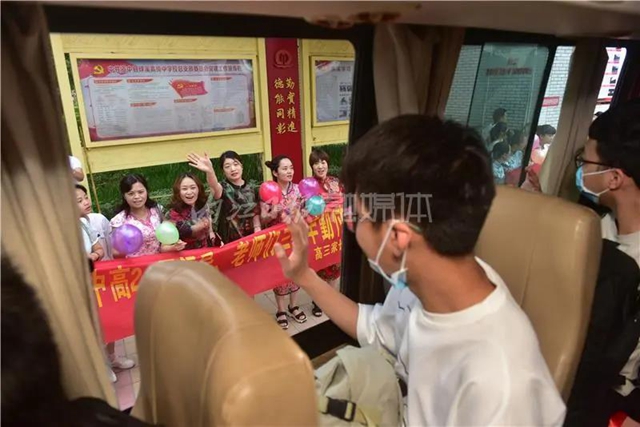 千余名学生赴考,66辆专车护航,内江“毛坦厂”中学迎来高考(图12) 千余名学生赴考,66辆专车护航,内江“毛坦厂”中学迎来高考(图12)