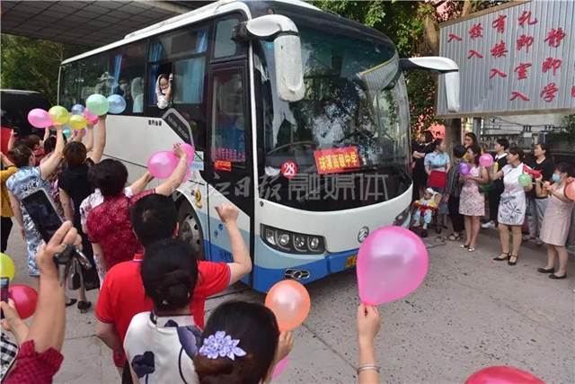 千余名学生赴考,66辆专车护航,内江“毛坦厂”中学迎来高考(图11) 千余名学生赴考,66辆专车护航,内江“毛坦厂”中学迎来高考(图11)