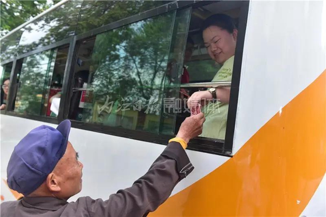 千余名学生赴考,66辆专车护航,内江“毛坦厂”中学迎来高考(图13) 千余名学生赴考,66辆专车护航,内江“毛坦厂”中学迎来高考(图13)