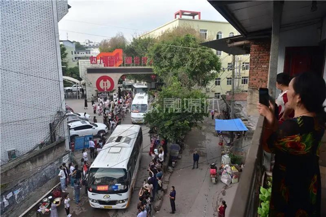千余名学生赴考,66辆专车护航,内江“毛坦厂”中学迎来高考(图15) 千余名学生赴考,66辆专车护航,内江“毛坦厂”中学迎来高考(图15)