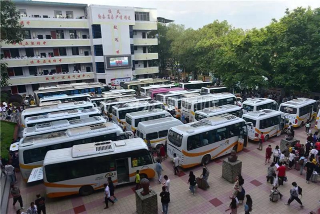 千余名学生赴考,66辆专车护航,内江“毛坦厂”中学迎来高考(图14) 千余名学生赴考,66辆专车护航,内江“毛坦厂”中学迎来高考(图14)