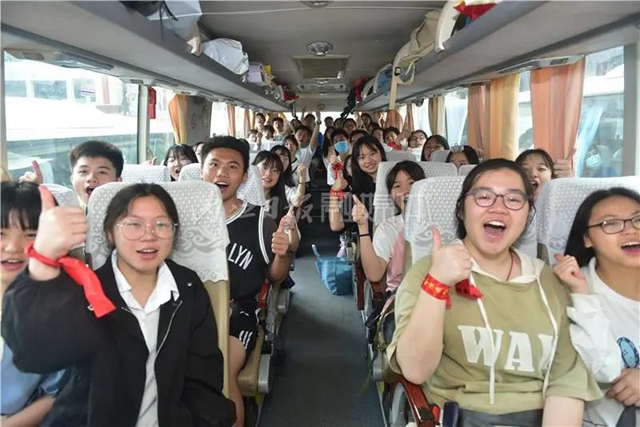 千余名学生赴考,66辆专车护航,内江“毛坦厂”中学迎来高考(图16) 千余名学生赴考,66辆专车护航,内江“毛坦厂”中学迎来高考(图16)