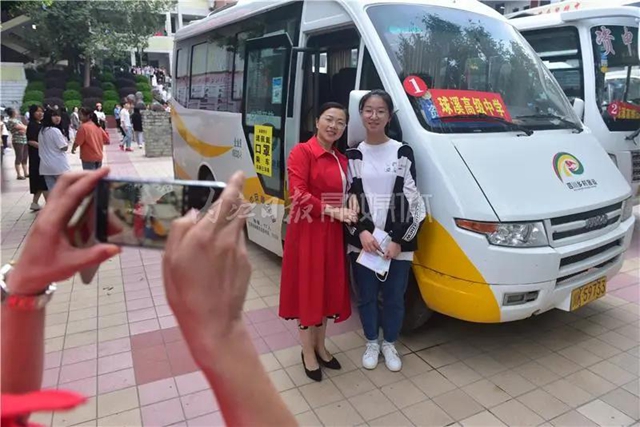 千余名学生赴考,66辆专车护航,内江“毛坦厂”中学迎来高考(图17) 千余名学生赴考,66辆专车护航,内江“毛坦厂”中学迎来高考(图17)