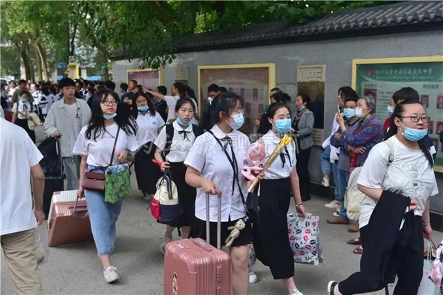 千余名学生赴考,66辆专车护航,内江“毛坦厂”中学迎来高考(图18) 千余名学生赴考,66辆专车护航,内江“毛坦厂”中学迎来高考(图18)