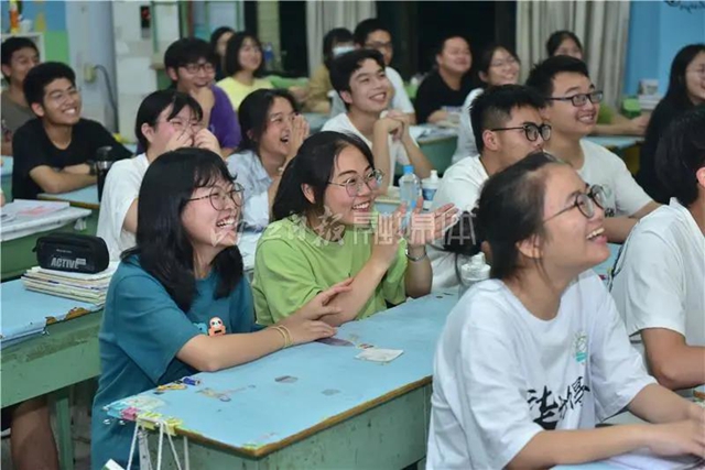 千余名学生赴考,66辆专车护航,内江“毛坦厂”中学迎来高考(图4) 千余名学生赴考,66辆专车护航,内江“毛坦厂”中学迎来高考(图4)