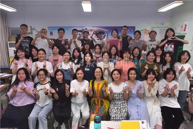 千余名学生赴考,66辆专车护航,内江“毛坦厂”中学迎来高考(图1) 千余名学生赴考,66辆专车护航,内江“毛坦厂”中学迎来高考(图1)