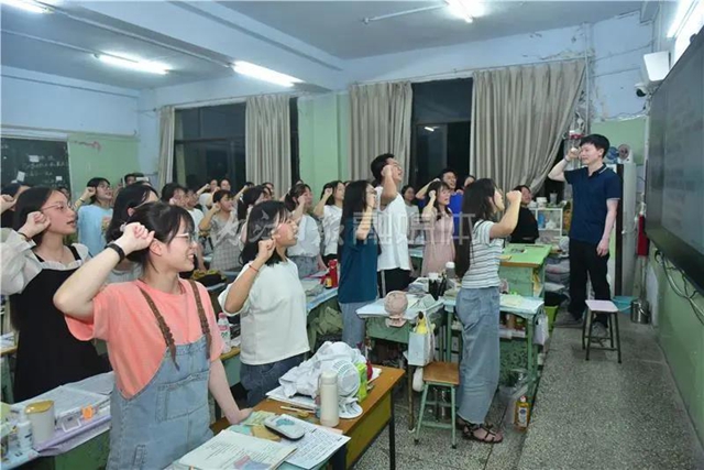 千余名学生赴考,66辆专车护航,内江“毛坦厂”中学迎来高考(图2) 千余名学生赴考,66辆专车护航,内江“毛坦厂”中学迎来高考(图2)