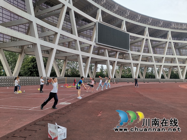 龙马潭区红星街道奥体社区开展“我为群众办实事”中考体能训练活动(图2)