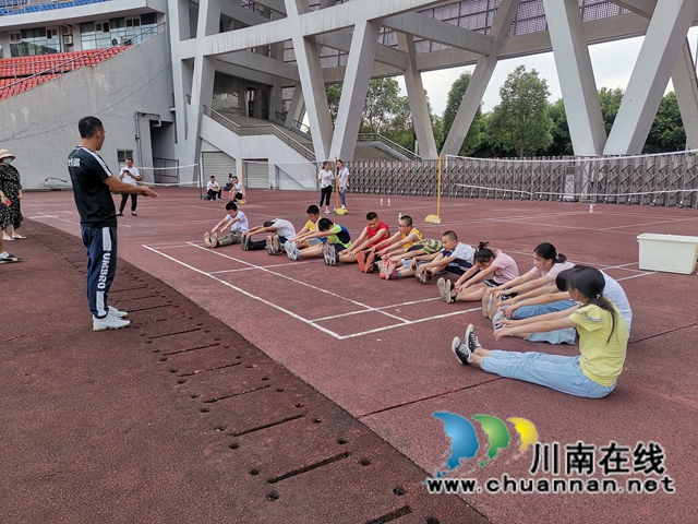 龙马潭区红星街道奥体社区开展“我为群众办实事”中考体能训练活动(图1)