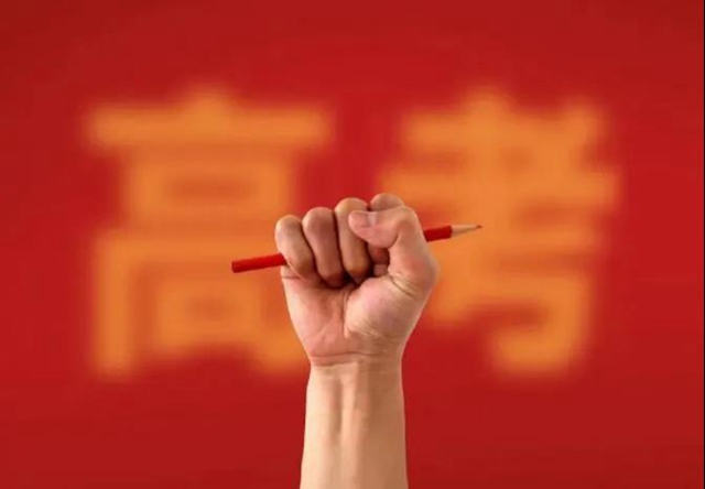 ​高考首日|泸州3.3万余名考生乘风追梦，这些精彩瞬间值得回味！(图2)