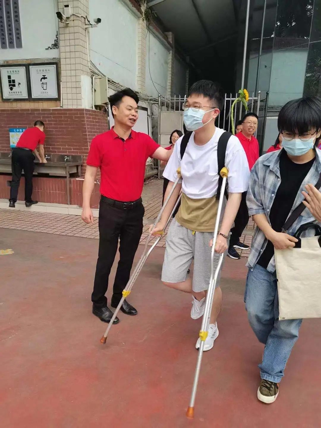 ​高考首日|泸州3.3万余名考生乘风追梦，这些精彩瞬间值得回味！(图9)