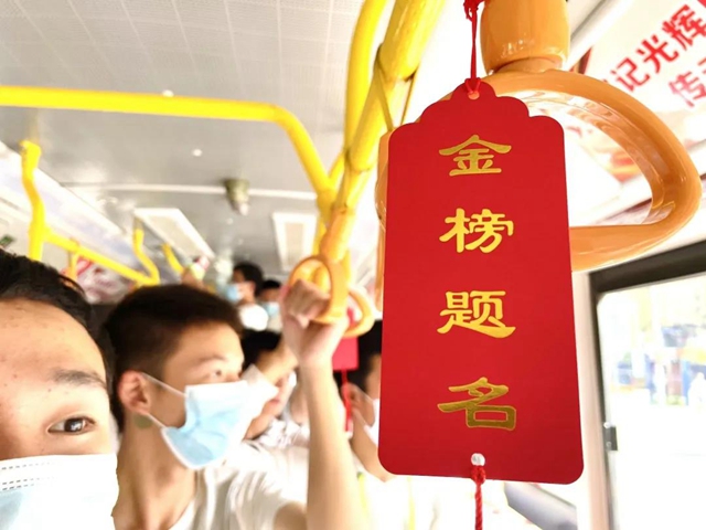 ​高考首日|泸州3.3万余名考生乘风追梦，这些精彩瞬间值得回味！(图13)