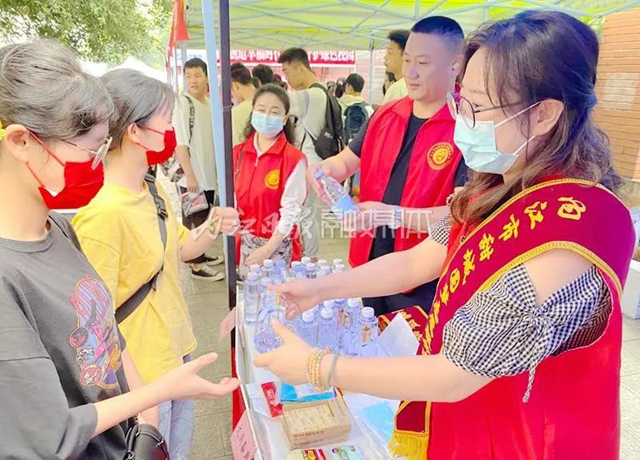 赞！内江这对“夫妻档”，连续五年爱心送考