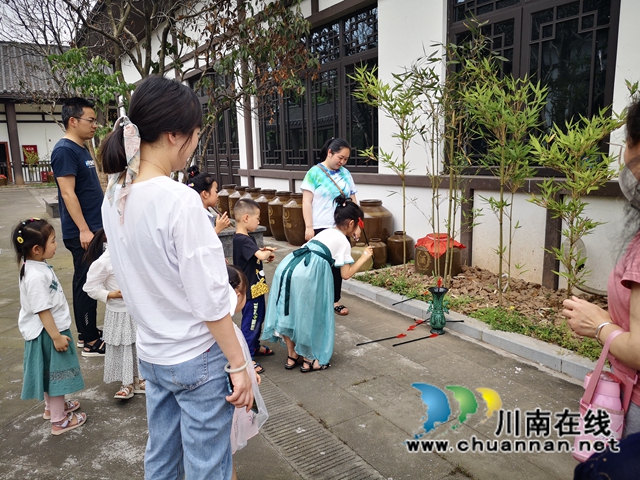 纳溪：着汉服、吃粽子、品茗茶……一场在网红公园的端午传统文化体验活动点燃“国潮热”(图4)