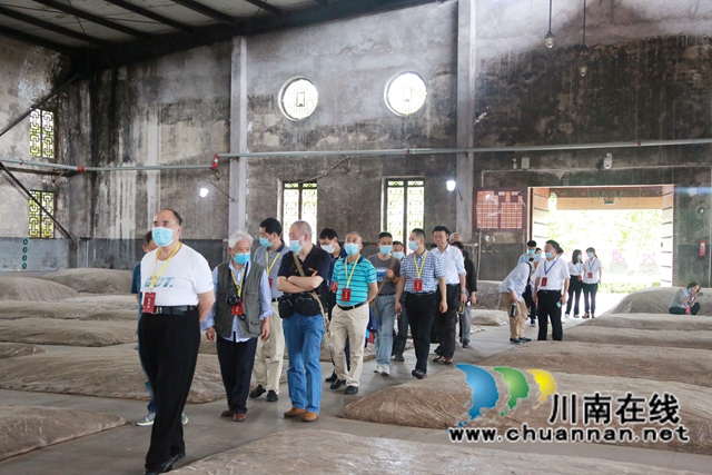 书画逢酒 笔墨飘香丨川中南七市老年书画联展会议代表采风沈子国酒庄(图8) 书画逢酒 笔墨飘香丨川中南七市老年书画联展会议代表采风沈子国酒庄(图8)