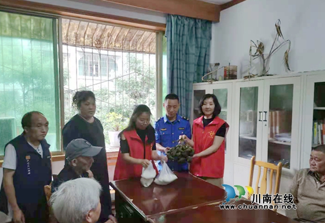 江阳区北城街道：城管队员献爱心，粽子送给敬老院(图1)