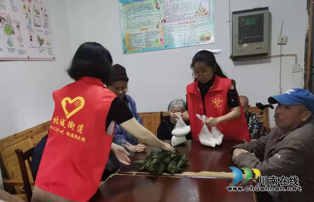 江阳区北城街道：城管队员献爱心，粽子送给敬老院(图2)