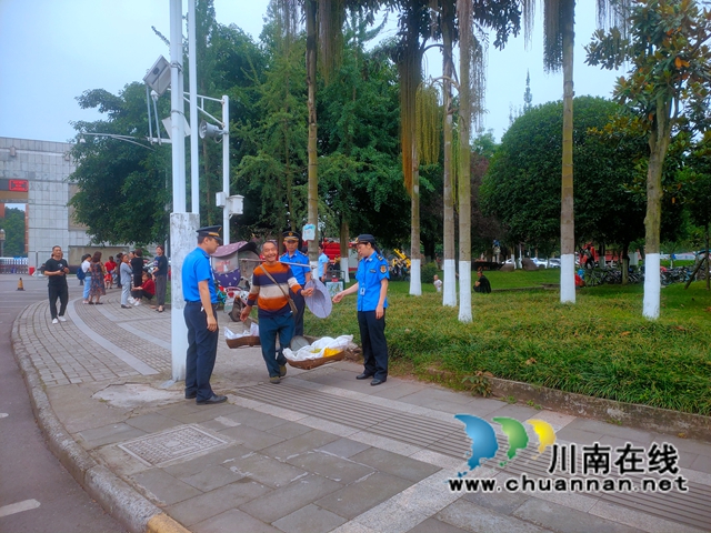 泸县综合行政执法局加强市容秩序管控为高考保驾护航(图3) 泸县综合行政执法局加强市容秩序管控为高考保驾护航(图3)