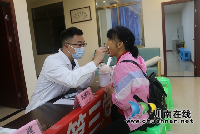 龙马潭区红星街道：我为群众办实事，公益义诊进社区(图2)