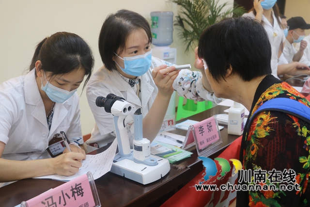 龙马潭区红星街道：我为群众办实事，公益义诊进社区(图3)